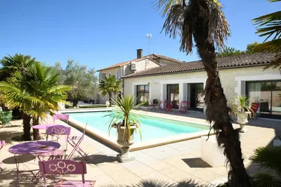 Piscine de l'établissement Maison avec piscine et jacuzzi ou située à proximité