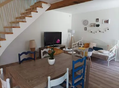 Télévision ou salle de divertissement dans l'établissement Gîte de charme - 3 chambres, 5 lits - de 4 à 7 personnes