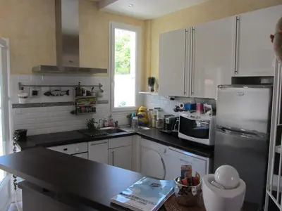 Cuisine ou kitchenette dans l'établissement Maison de plage