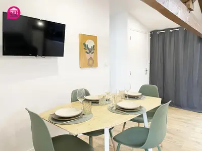 Télévision ou salle de divertissement dans l'établissement La Brèche Niortaise by CozyLife - Centre Ville- Gare