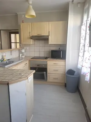 Cuisine ou kitchenette dans l'établissement Maison de ville