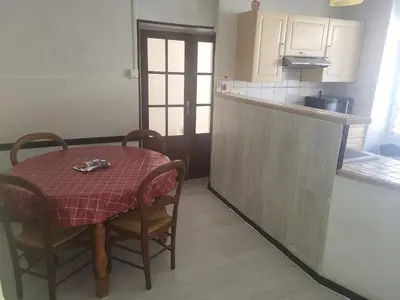 Cuisine ou kitchenette dans l'établissement Maison de ville