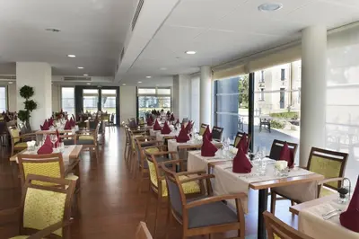 Restaurant ou autre lieu de restauration dans l'établissement Domitys Le Château des Plans