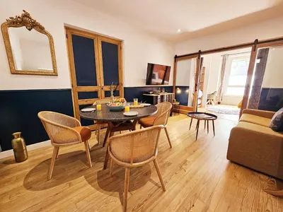 Télévision ou salle de divertissement dans l'établissement Le cinéaste -Terrasse -Vivre au coeur d'Angouleme