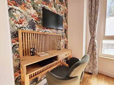 Télévision ou salle de divertissement dans l'établissement Le cinéaste -Terrasse -Vivre au coeur d'Angouleme