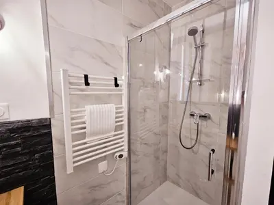 Salle de bains dans l'établissement Le jardin vert, paisible maison de ville