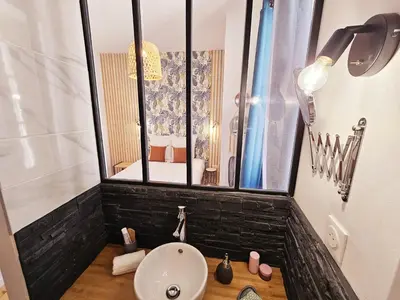Salle de bains dans l'établissement Le jardin vert, paisible maison de ville