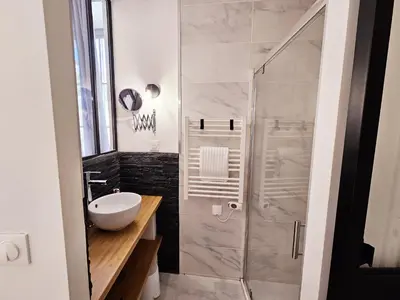 Salle de bains dans l'établissement Le jardin vert, paisible maison de ville