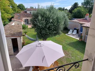 Jardin de l'établissement Maison avec piscine et proche de la plage