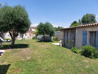 Jardin de l'établissement Maison avec piscine et proche de la plage