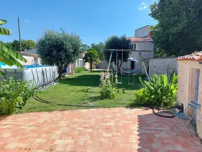 Jardin de l'établissement Maison avec piscine et proche de la plage