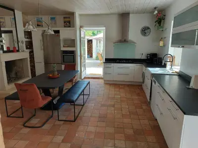 Cuisine ou kitchenette dans l'établissement Maison avec piscine et proche de la plage