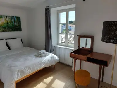 Un ou plusieurs lits dans un hébergement de l'établissement Maison avec piscine et proche de la plage