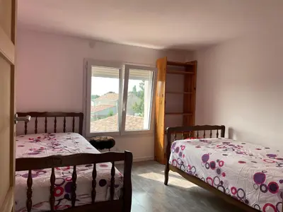 Un ou plusieurs lits dans un hébergement de l'établissement Gîte 2 terrasses - 4 Pers - Plus Lit d'appoint-Draps et Serviettes Optionnels non prévu dans le prix affiché