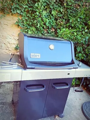 Barbecue disponible mis à disposition des clients de la maison de vacances