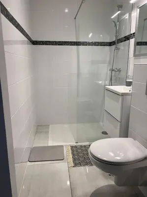 Salle de bains dans l'établissement Maison neuve de standing 150 m2