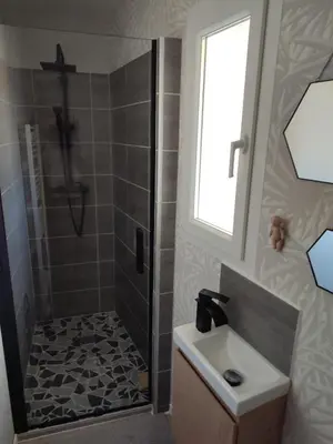 Salle de bains dans l'établissement Akvarelo