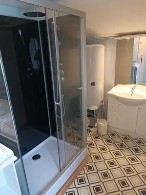 Salle de bains dans l'établissement Charmante maison en pierres