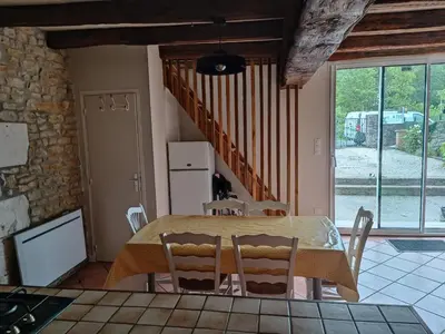 Cuisine ou kitchenette dans l'établissement Charmante maison en pierres