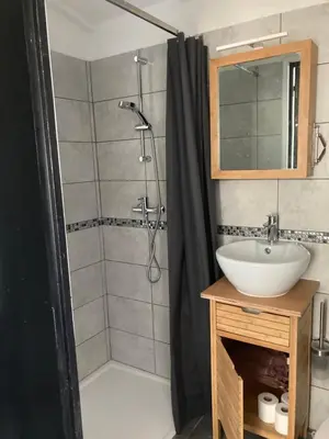Salle de bains dans l'établissement Le Cube