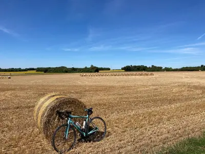 Vélo sur le terrain de l'établissement La Ruche ou dans les environs