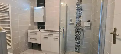Salle de bains dans l'établissement Studio indépendant près du Futuroscope et Poitiers