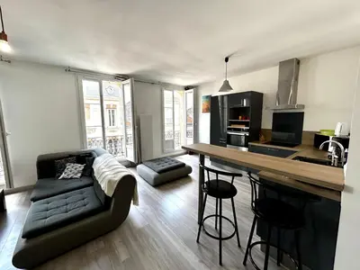 Cuisine ou kitchenette dans l'établissement Le République - Logements avec jardin situés en plein cœur de ville et proche des thermes