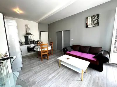 Cuisine ou kitchenette dans l'établissement Le République - Logements avec jardin situés en plein cœur de ville et proche des thermes