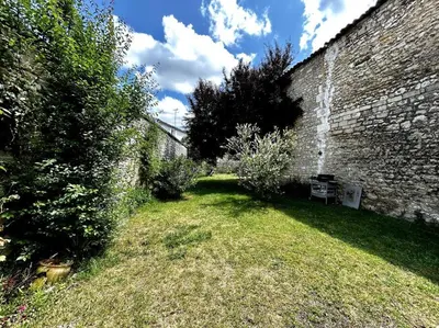 Jardin de l'établissement Le République - Logements avec jardin situés en plein cœur de ville et proche des thermes