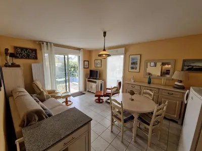 Coin salon dans l'établissement Chatelaillon-Plage Centre-Ville: Apt 4 pers, balcon, parking, piscine, wifi - FR-1-706-21