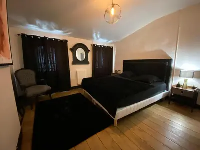 Un ou plusieurs lits dans un hébergement de l'établissement Maison spacieuse avec spa, Niort