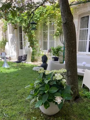 Jardin de l'établissement Maison spacieuse avec spa, Niort
