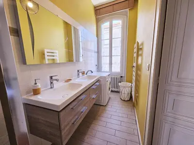 Salle de bains dans l'établissement Le Bienheureux, le calme en ville et jardin