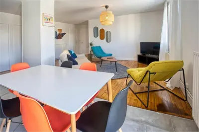 Coin salon dans l'établissement Le Havre Chic et Spacieux d'Angoulême - Calme & Confort Moderne