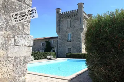 Piscine de l'établissement Aux 4 Cornes - Chambre d'hôtes ou située à proximité