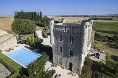 Piscine de l'établissement Aux 4 Cornes - Chambre d'hôtes ou située à proximité