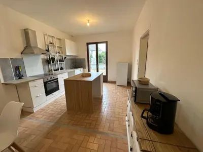Cuisine ou kitchenette dans l'établissement Maison paisible, 15 min du Futuroscope & Arena.