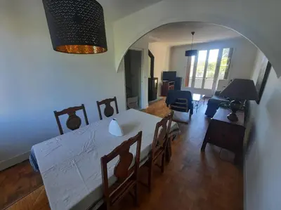 Coin salon dans l'établissement Maison au Calme, prés du centre Parking Privé