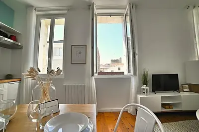 Télévision ou salle de divertissement dans l'établissement Le Petit Vauban - Beach and center