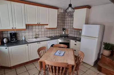 Cuisine ou kitchenette dans l'établissement Le Pavillon bleu Vouvant - Gite Maison