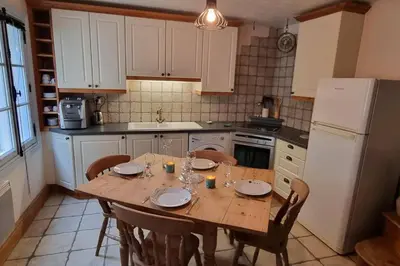 Cuisine ou kitchenette dans l'établissement Le Pavillon bleu Vouvant - Gite Maison