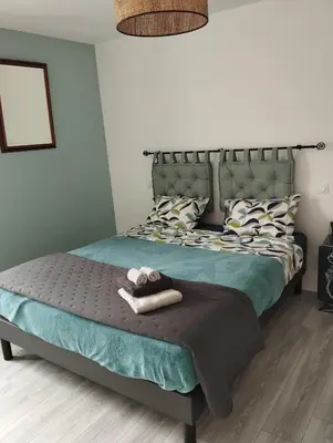 Un ou plusieurs lits dans un hébergement de l'établissement Maison au calme avec vue étang
