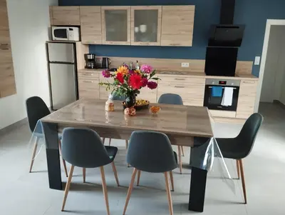 Cuisine ou kitchenette dans l'établissement Maison au calme avec vue étang