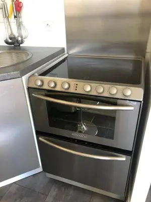 Cuisine ou kitchenette dans l'établissement T2 avec piscine et terrasse dans résidence arborée