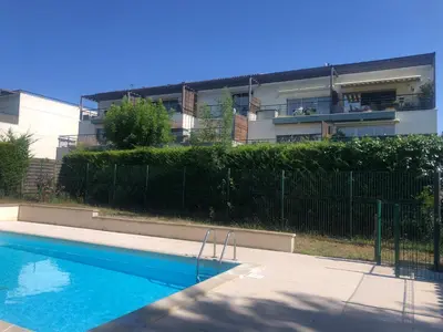 Piscine de l'établissement T2 avec piscine et terrasse dans résidence arborée ou située à proximité