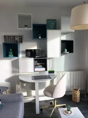 Cuisine ou kitchenette dans l'établissement T2 avec piscine et terrasse dans résidence arborée