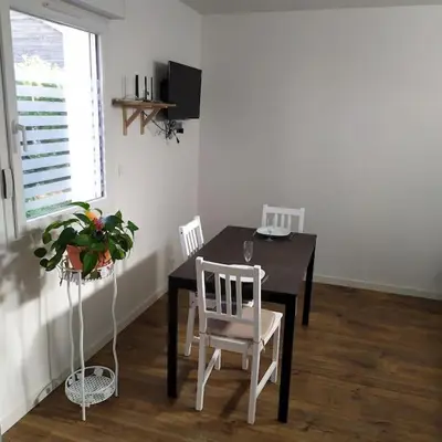 Télévision ou salle de divertissement dans l'établissement Appartement indépendant, calme 2 adultes, 2 étoiles