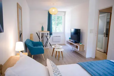 Télévision ou salle de divertissement dans l'établissement Le Clos des Lilas