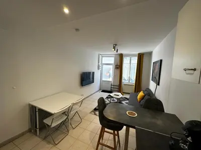 Télévision ou salle de divertissement dans l'établissement Le Saint Maixent, Maison de Ville, Baby Foot, wifi