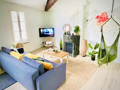 Télévision ou salle de divertissement dans l'établissement Superbe loft insolite au cœur d'Angoulême